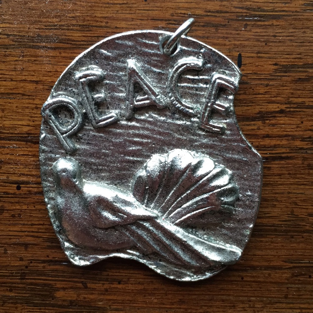 🕊Vintage Peace Dove Pendant 🕊